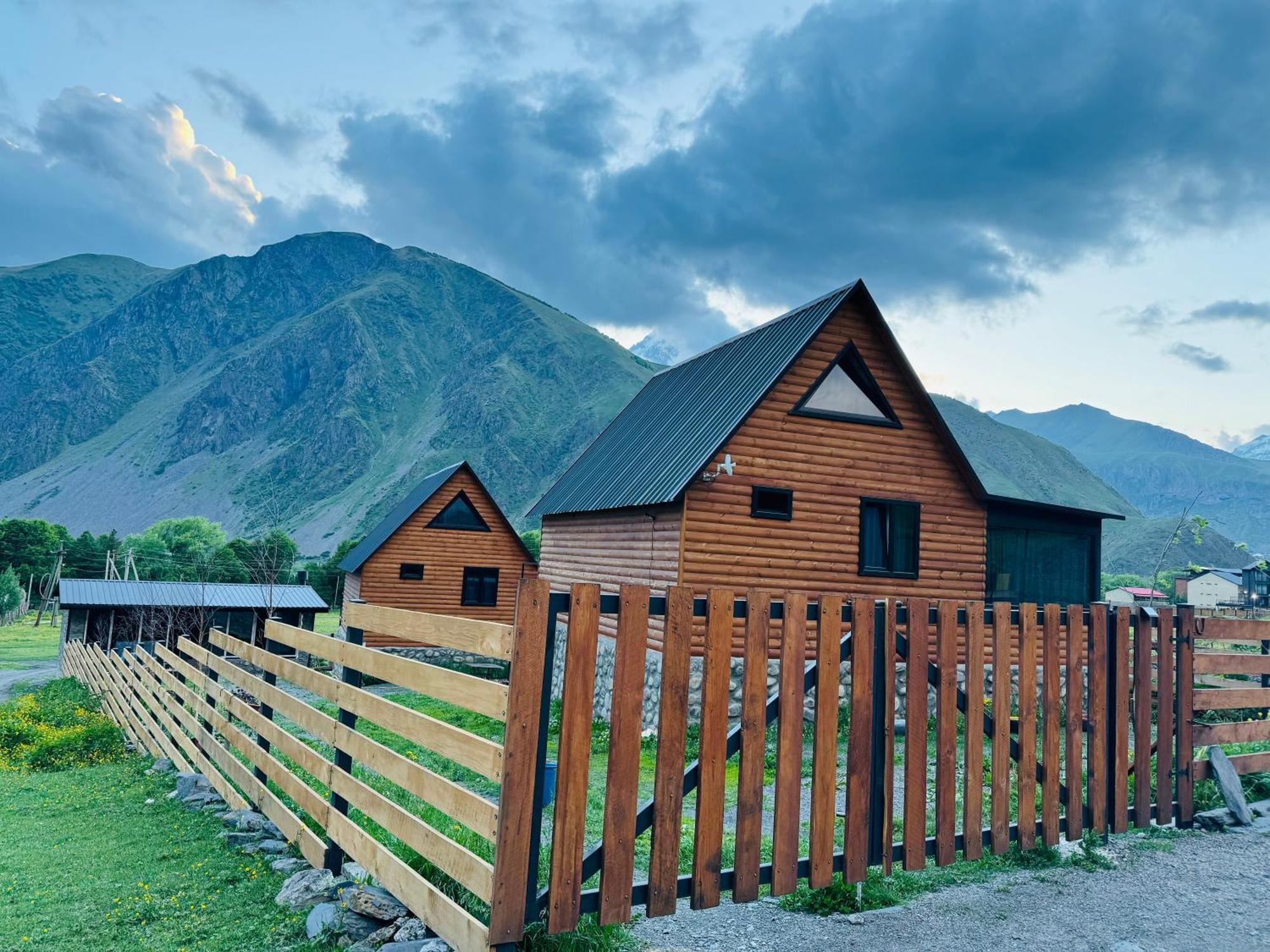 Traveler'S Cottages In Kazbegi Екстер'єр фото